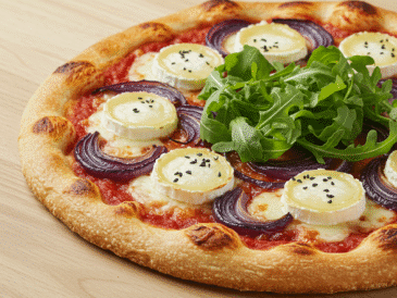 Profesjonalne zdjęcie pizzy z kozim serem i karmelizowaną cebulą na drewnianym blacie.